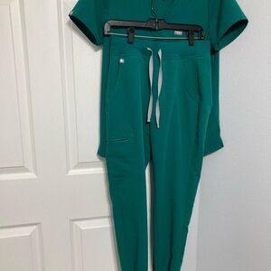 Figs Green Jogger Track scrub set hunter green top size small bottoms size XS